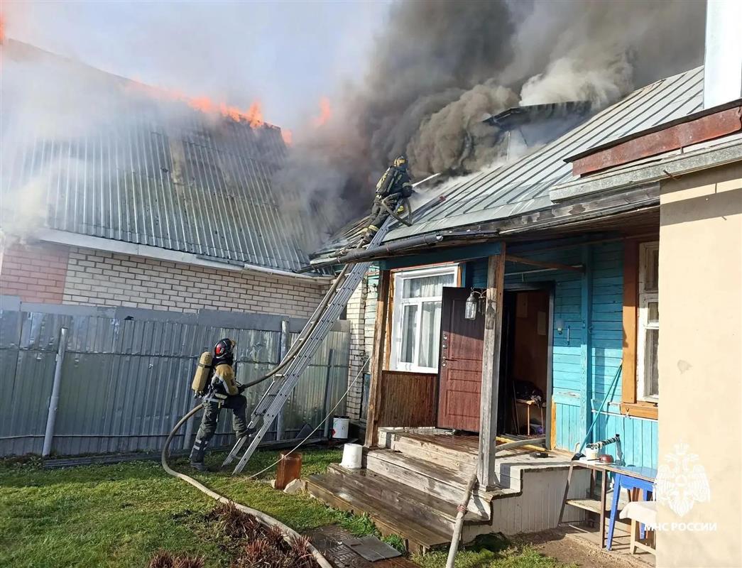 В Костромском районе пожарные потушили загоревшийся трёхквартирный жилой дом
