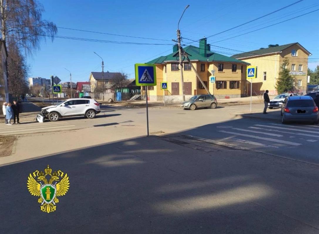 Иномарка с тремя детьми попала в ДТП на перекрёстке в Костроме
