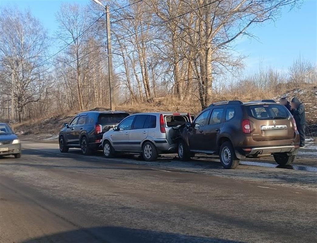 В ДТП с тремя иномарки в Костроме пострадали женщина и ребёнок