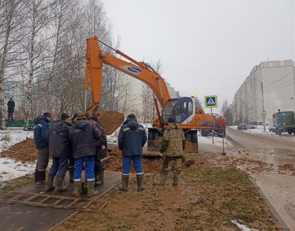 Бригады «Костромагорводоканала» ремонтируют водопровод на улице Долгой поляне
