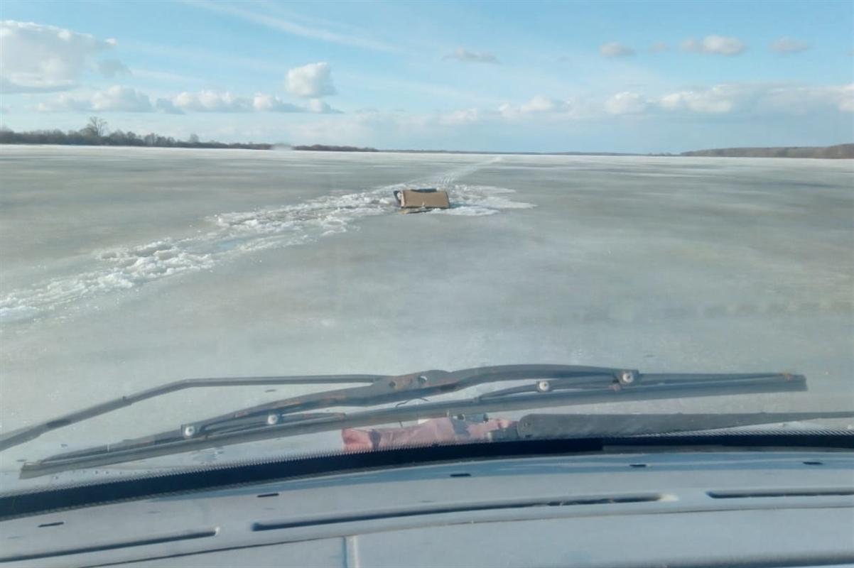 На Костромском море рыбаки провалились под лед
