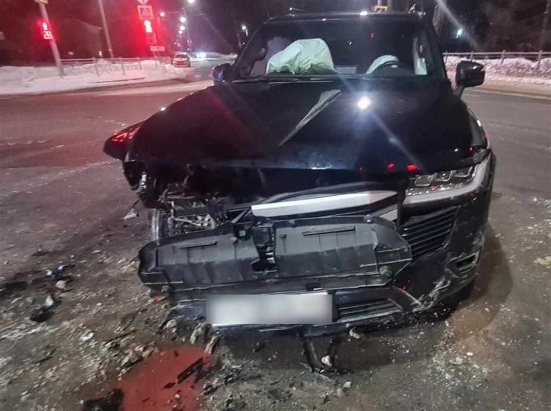 Водители получили травмы при столкновении двух легковых автомобилей в Костроме 
