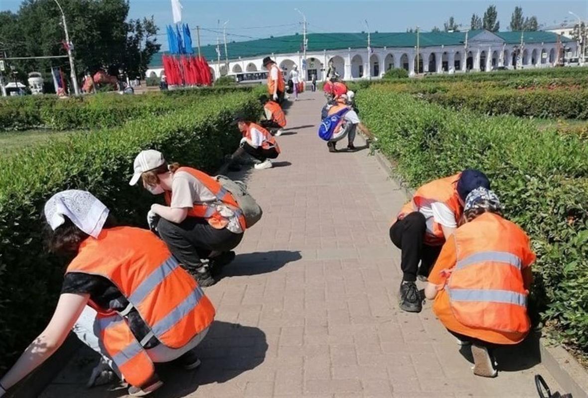 Тонны мусора убрали с улиц города юные костромичи
