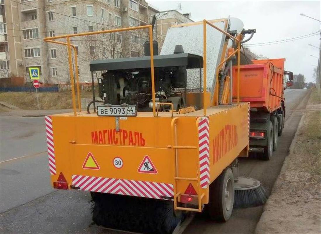 Дорожные службы очищают улицы Костромы от зимнего мусора