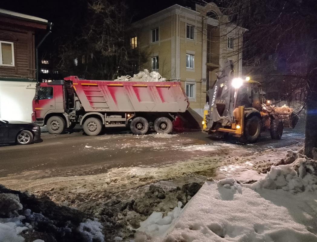 Дорожные службы чистят улицы Костромы от снежных завалов