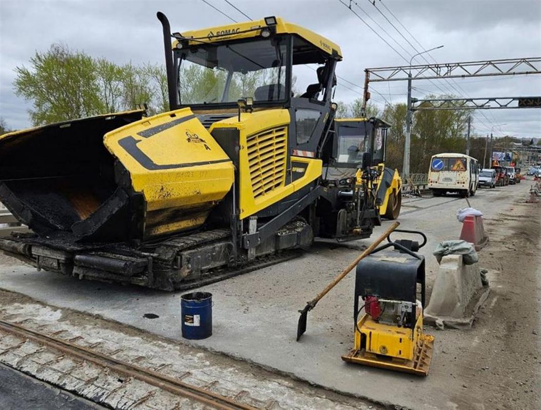На костромском мосту через Волгу начинается укладка нижнего слоя асфальта 