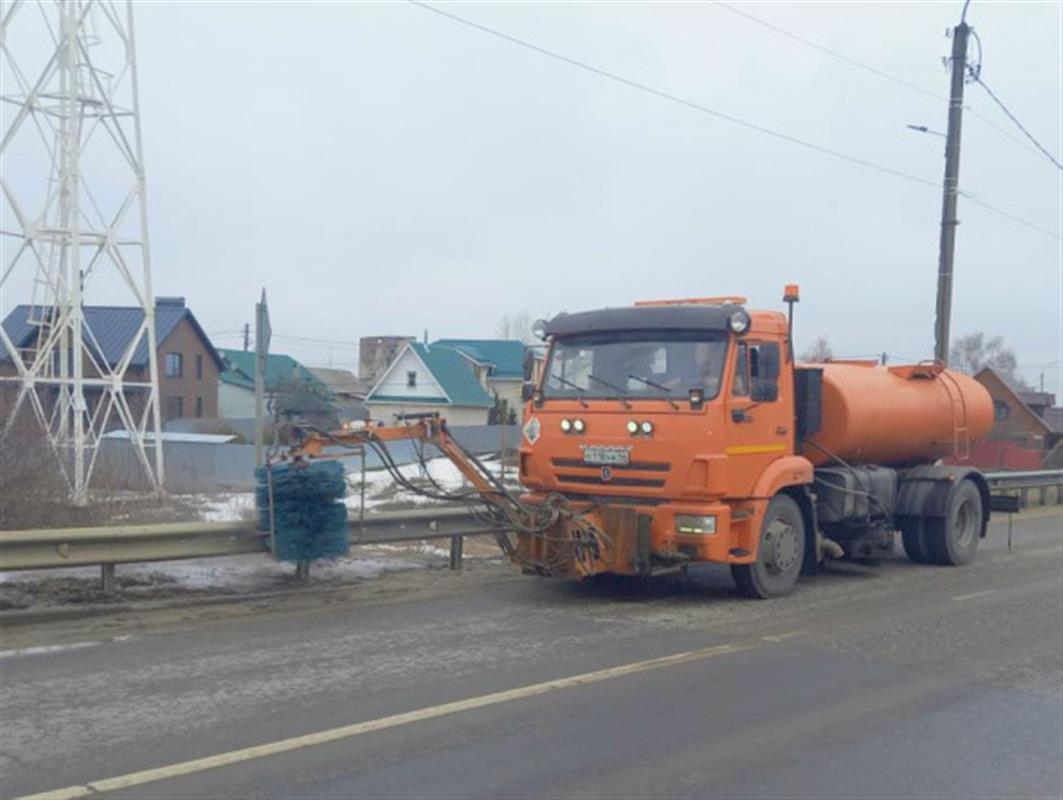 Весенняя уборка улиц Костромы ведётся круглосуточно
