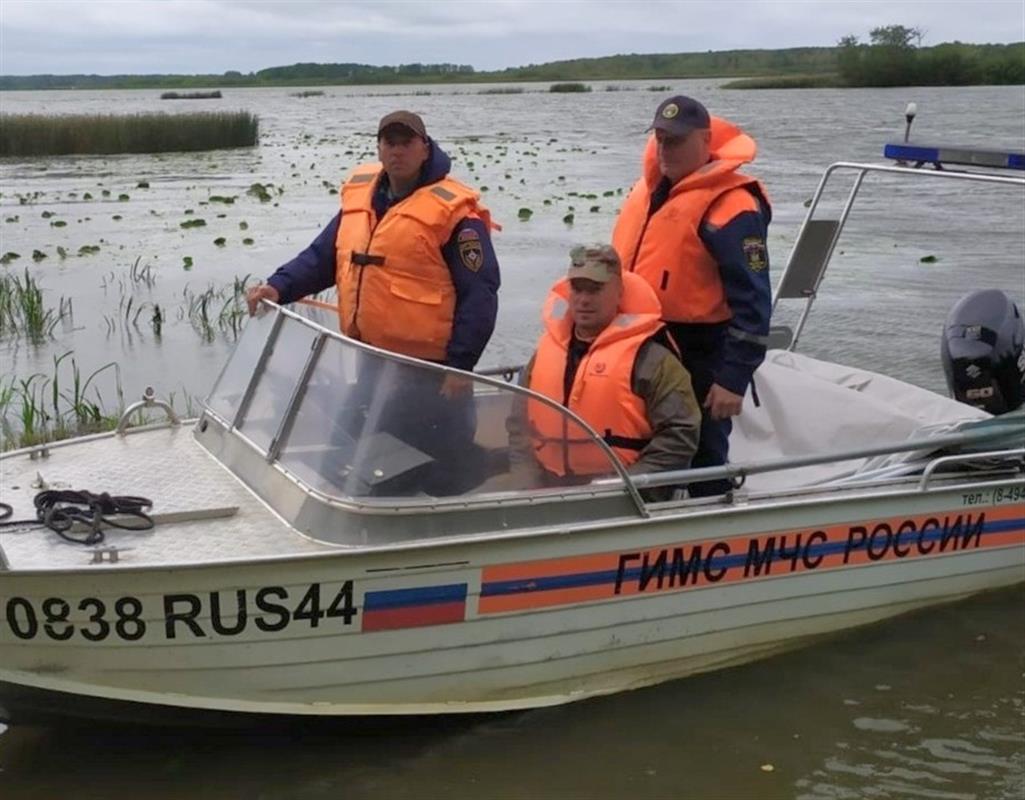 Инспекторы ГИМС в непогоду помогли костромскому рыбаку добраться до берега
