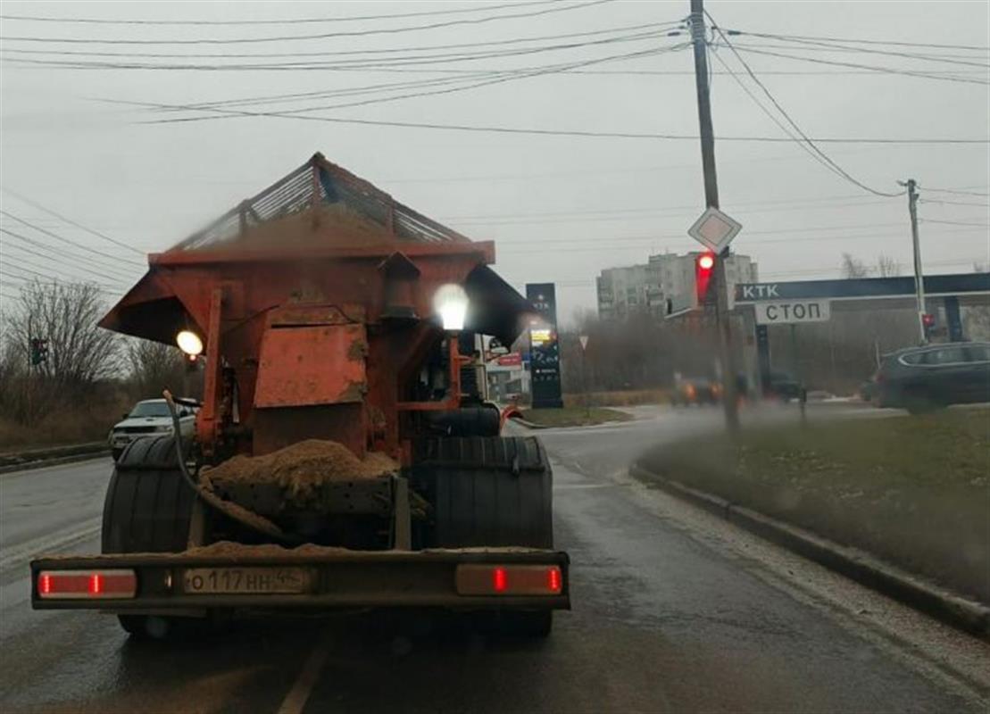 Сотни тонн противогололёдной смеси высыпали на улицы Костромы минувшей ночью
