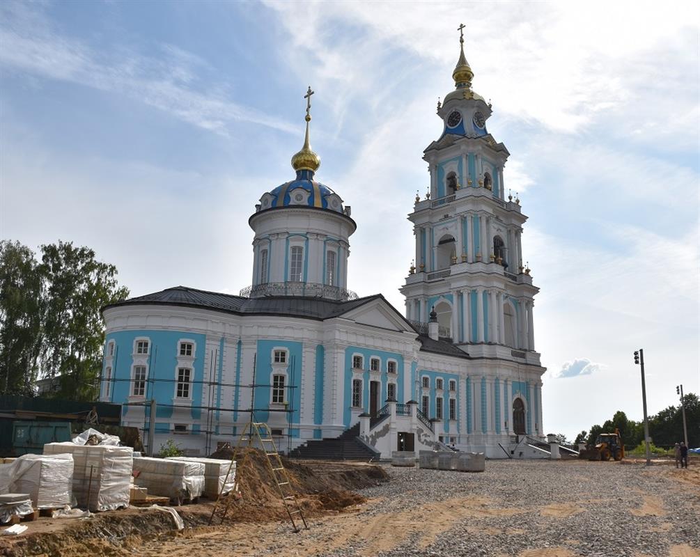 У стен костромского кремля ведётся благоустройство территории
