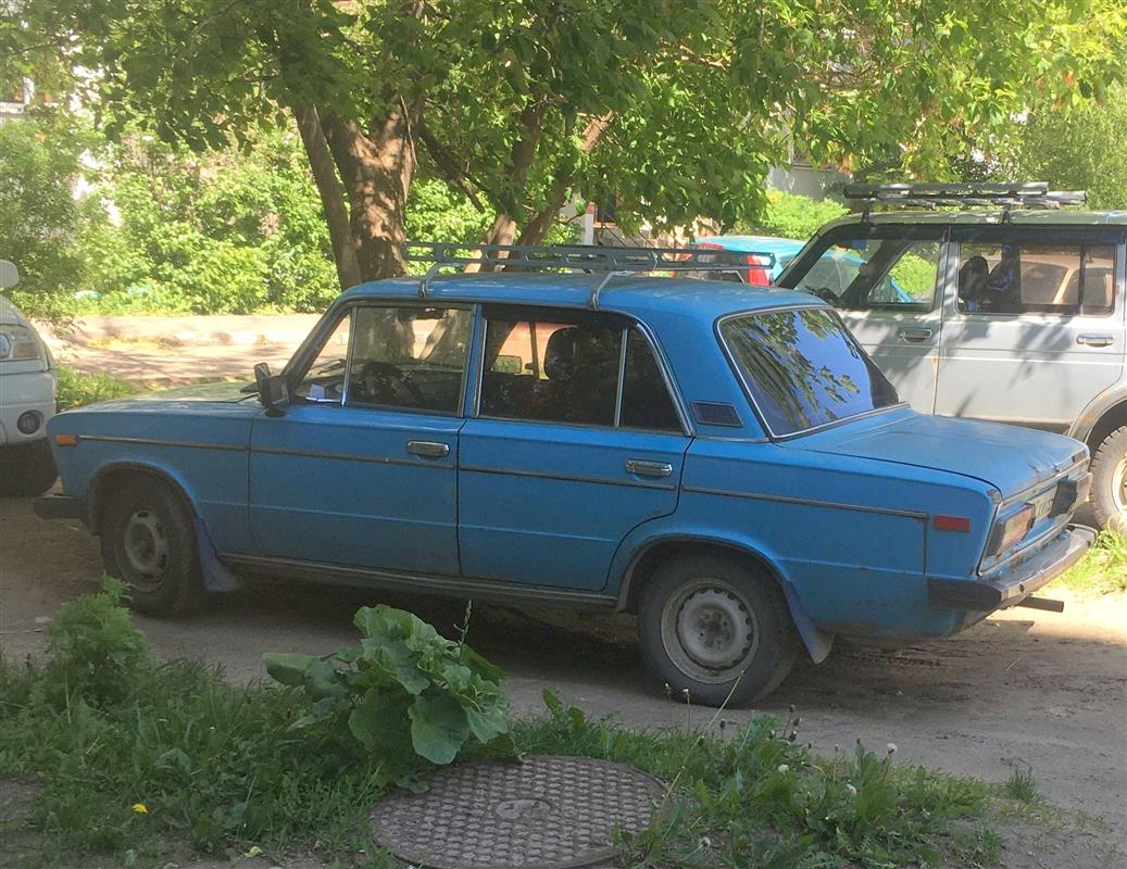 В Костроме ищут водителей, которые паркуются на газонах и детских площадках
