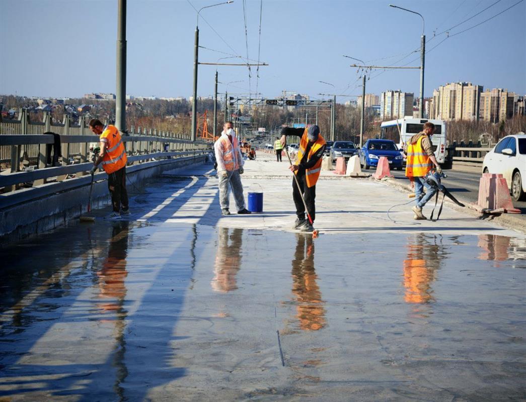 На костромском мосту подрядчик наносит верхний слой гидроизоляции