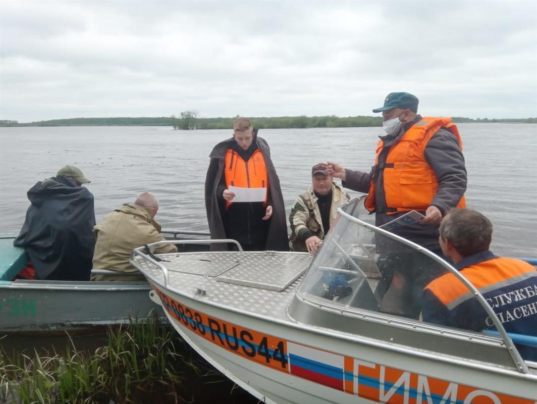 Несмотря на прохладную и ветреную погоду, костромичи стремятся к воде.
