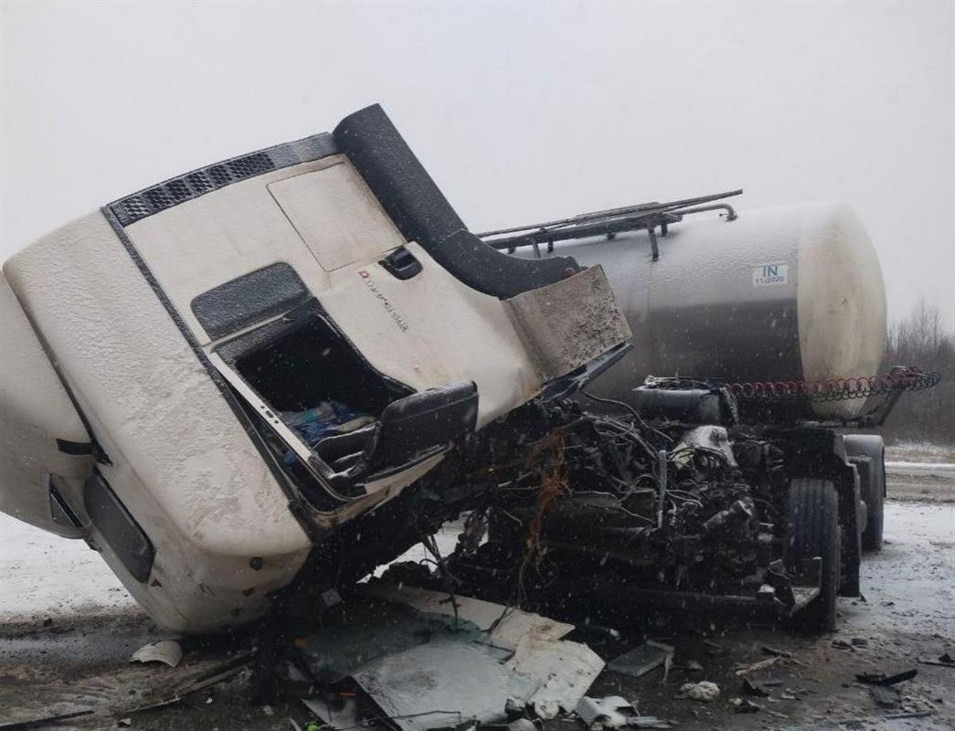 На костромской трассе столкнулись два грузовика с прицепами
