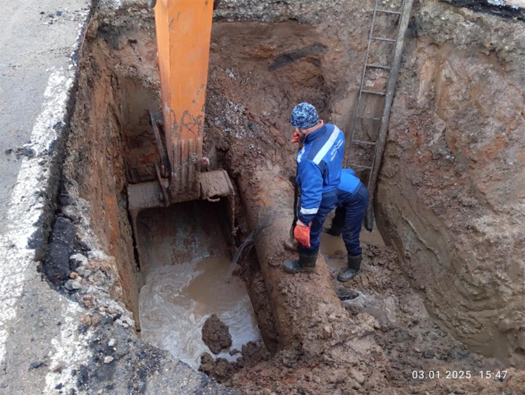 Бригады «Костромагорводоканала» ремонтируют водовод на улице Индустриальной