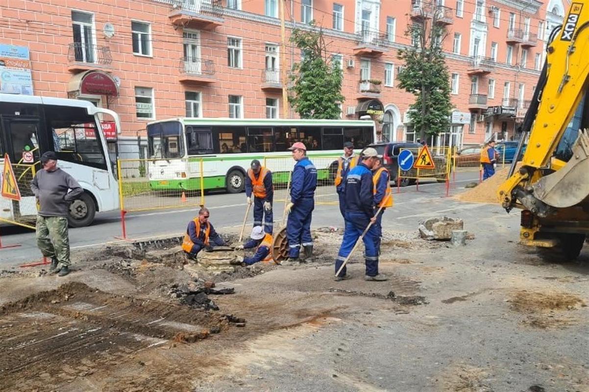 На главной улице Костромы ремонтируют колодцы