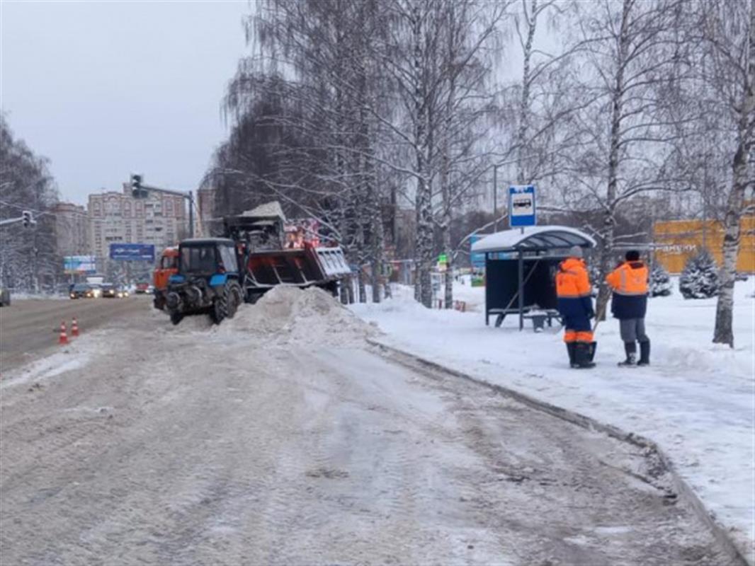 Костромские дорожники расчищают улицы после снегопада