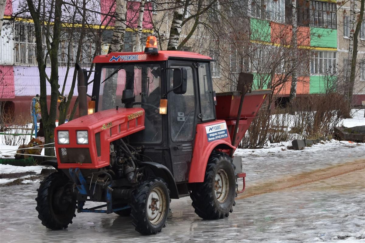 Алексей Смирнов потребовал привести в порядок скользкие тротуары в областном центре