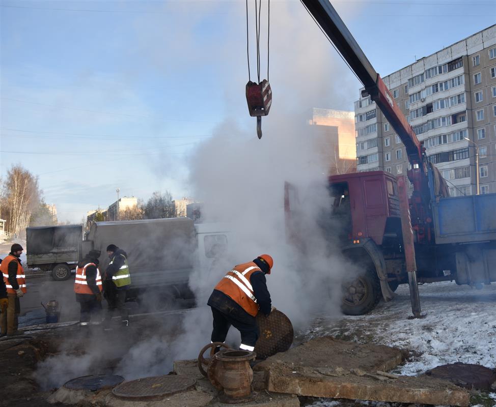 Бригады ТГК-2 сегодня устраняют 15 дефектов на тепловых сетях в Костроме 
