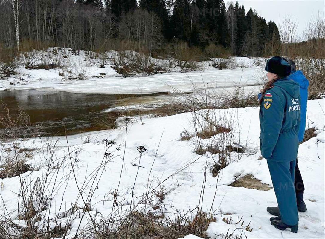 Сотрудники МЧС России следят за уровнем воды на костромских реках