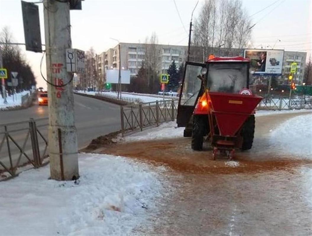 В Костроме усилена противогололёдная обработка тротуаров и подходов к соцобъектам