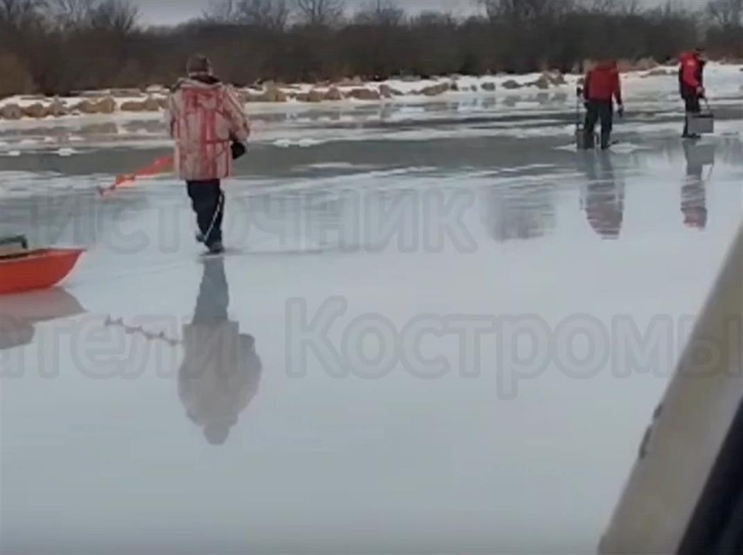 Запреты и риск провалиться под лёд не пугают костромских рыбаков
