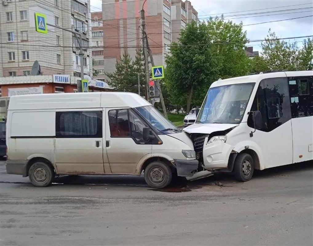 На костромском перекрестке не смогли разъехаться два микроавтобуса
