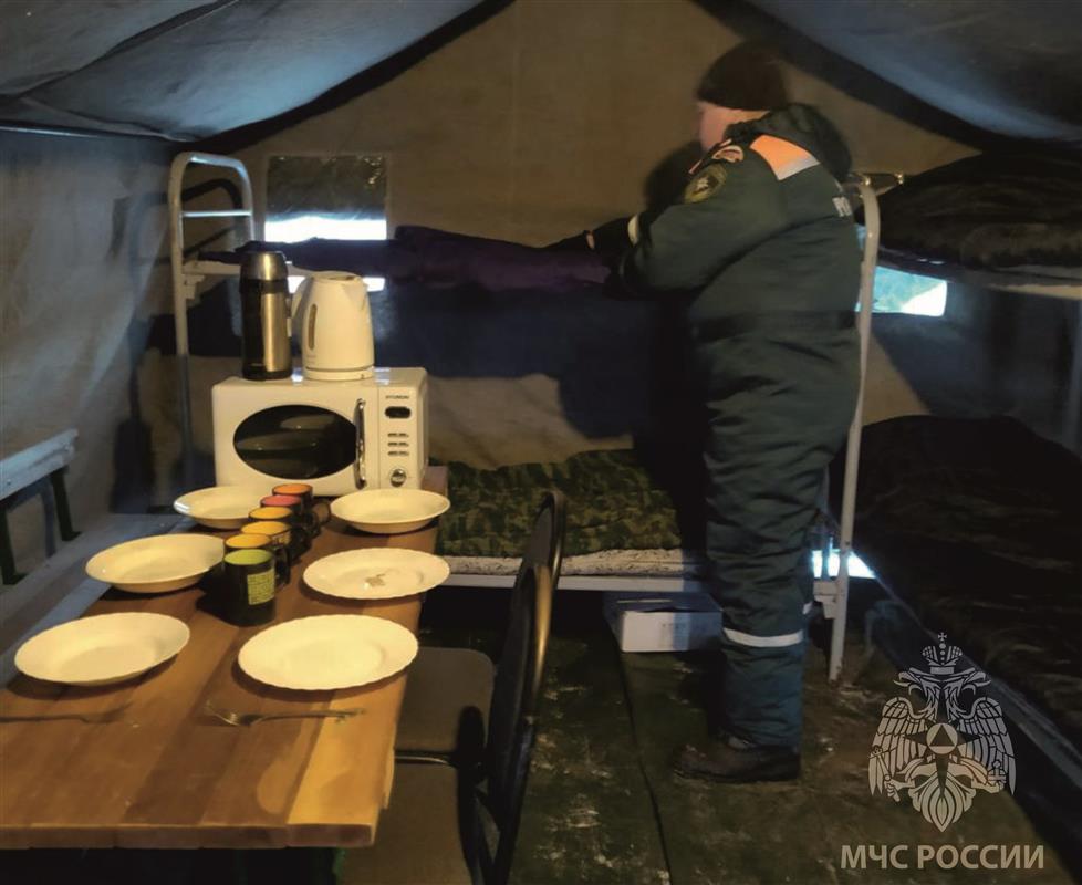 На костромской трассе сотрудники МЧС развернули мобильный пункт обогрева для водителей