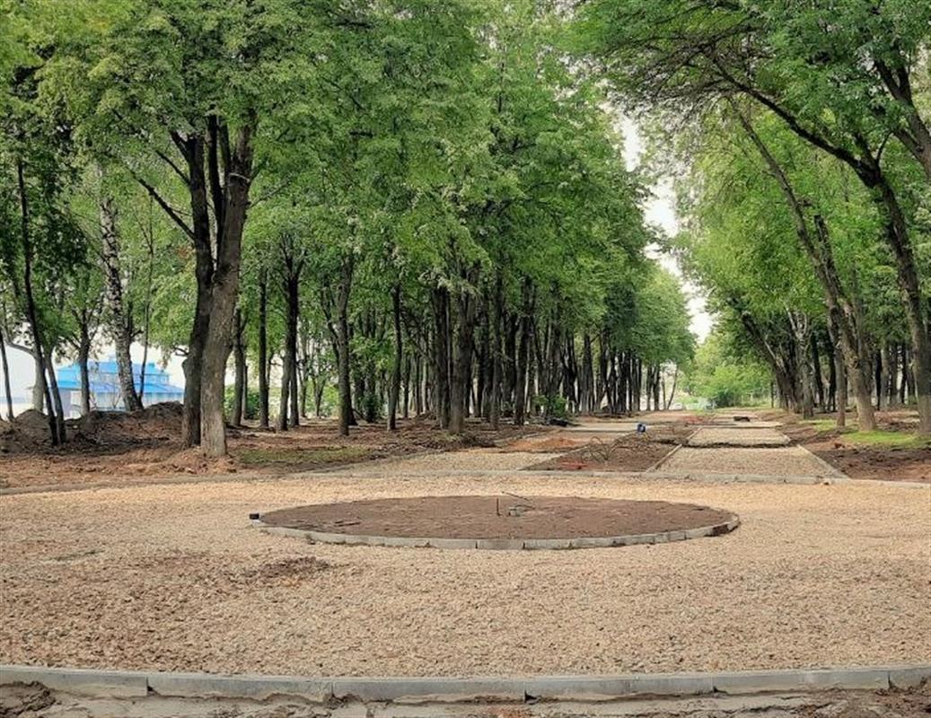 На набережной Волги в Костроме рабочие укладывают тротуарную плитку