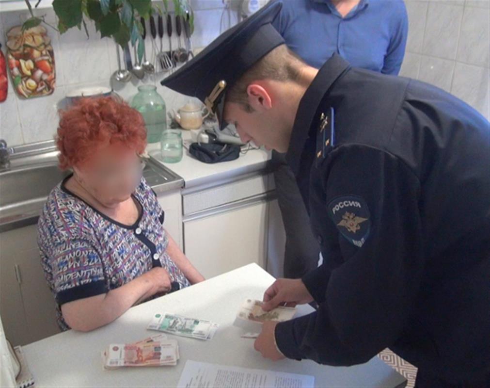 Пожилой костромичке вернули деньги, которые она передала мошеннику