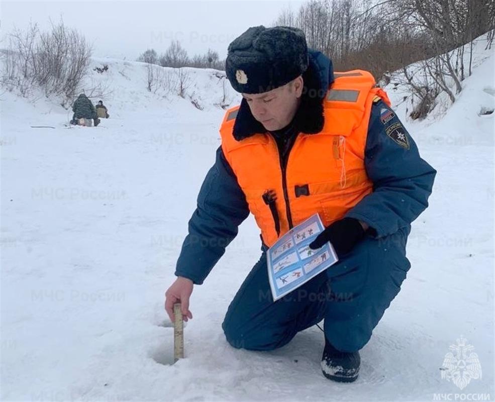 Лёд на реках неоднородный: костромских рыбаков призывают соблюдать правила безопасности 