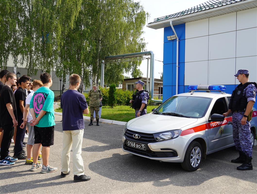 Будущие кадеты познакомились с работой подразделений Росгвардии в Костроме
