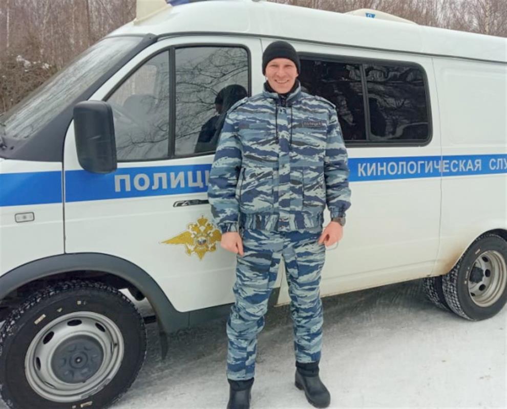 В Костроме полицейский помог потушить загоревшийся автомобиль
