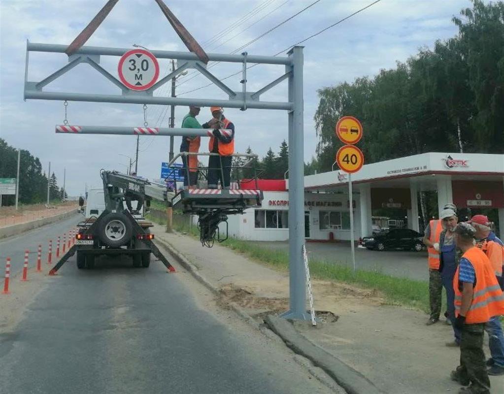 На путепроводе в микрорайоне Юбилейный установили ограничители для фур