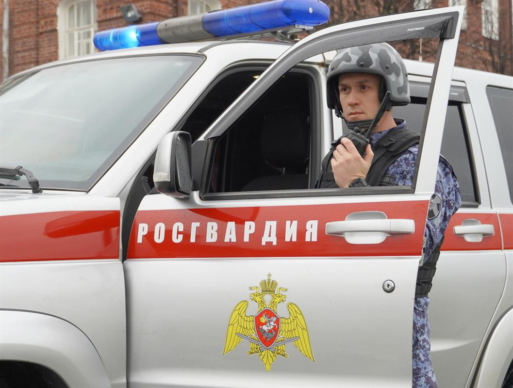 В Костроме сотрудники Росгвардии помогли вернуться домой потерявшимся детям

