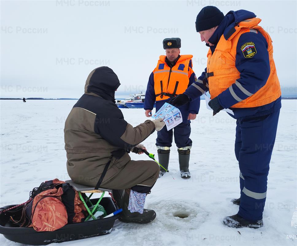 Ледовая обстановка небезопасна: на Костромском разливе много промоин