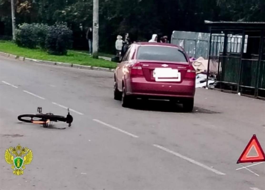 Юный велосипедист выехал на дорогу и столкнулся с автомобилем в Костроме
