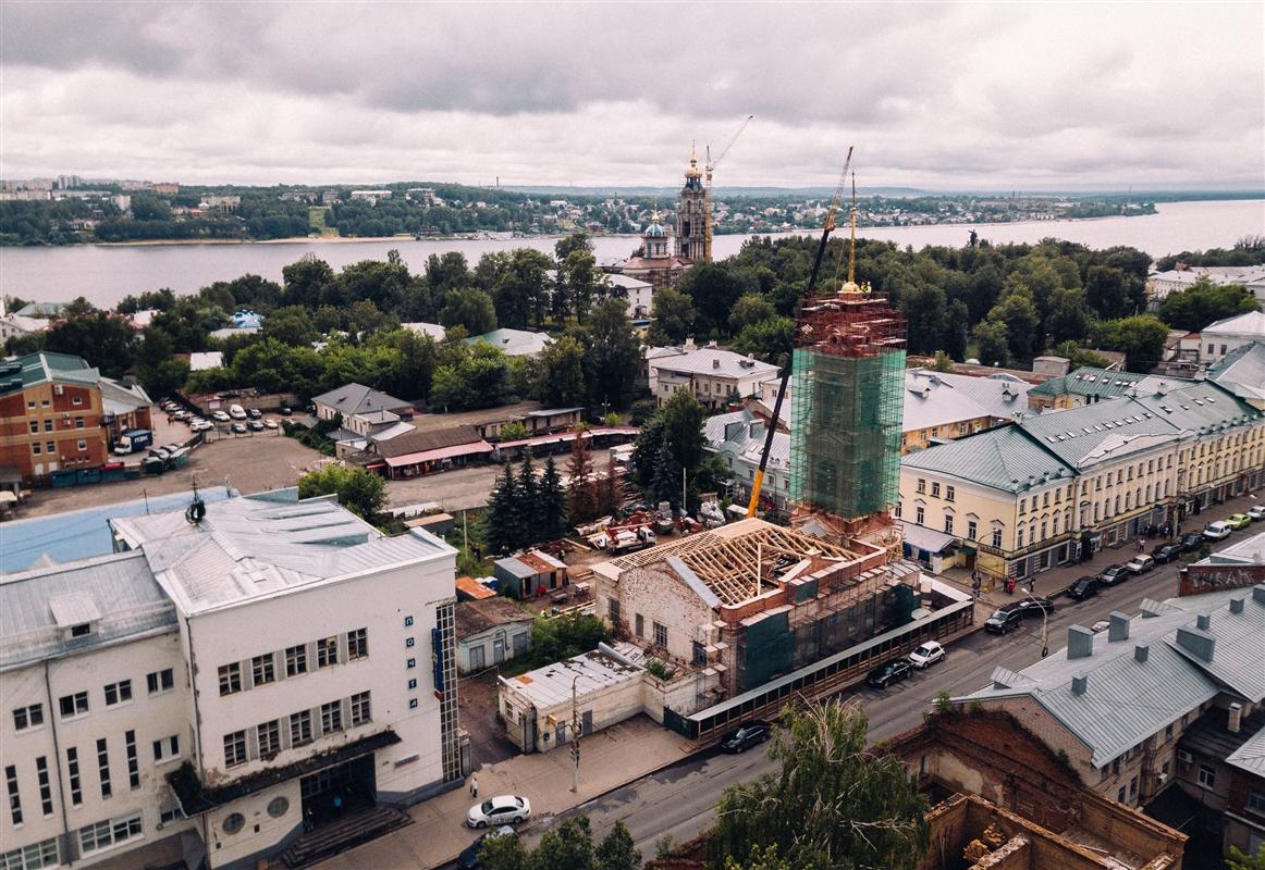 На колокольню Ильинского храма установили крест и шпиль
