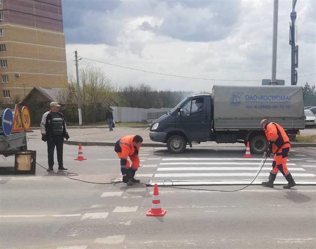 На костромских дорогах обновляют дорожную разметку