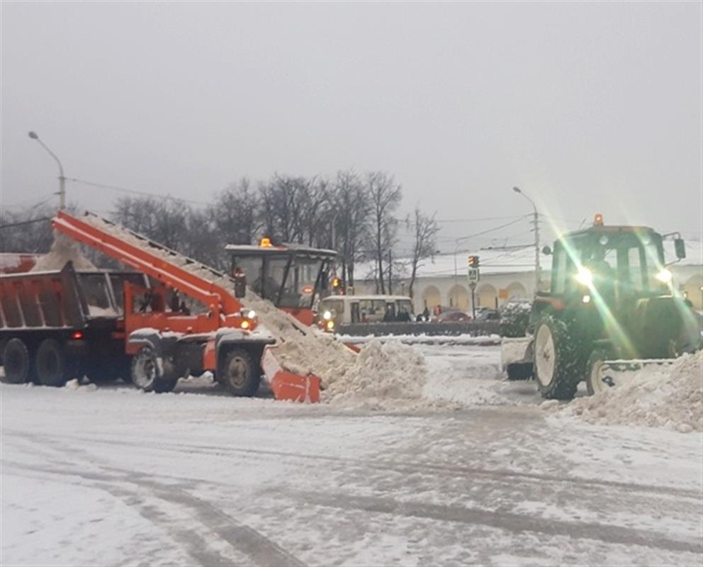 Более сотни дорожных рабочих устраняют последствия снегопада в Костроме
