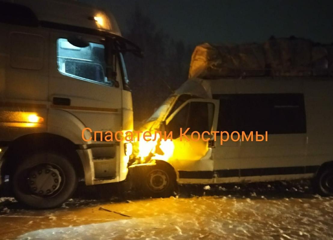 На костромской трассе КАМАЗ въехал в микроавтобус: есть пострадавшие