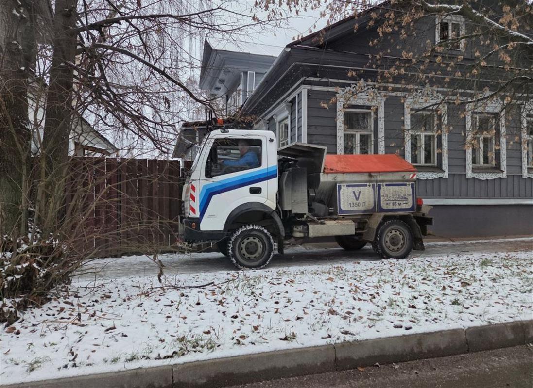 Костромские улицы обрабатывают от наледи специальными смесями