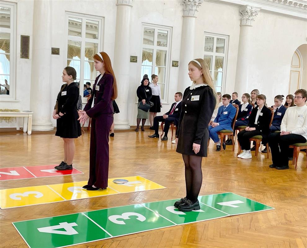 Юные костромичи борются за победу в региональном этапе телеолимпиады «Умницы и умники»