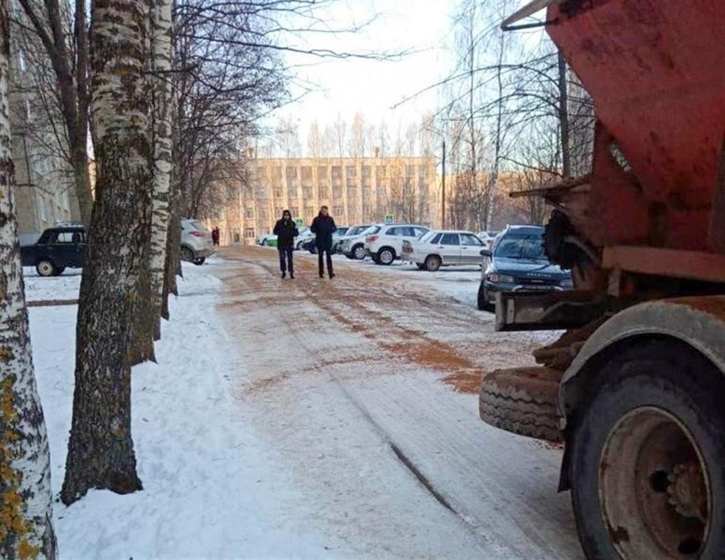 За выходные дни в Костроме на дороги высыпали более 480 тонн противогололёдной смеси 
