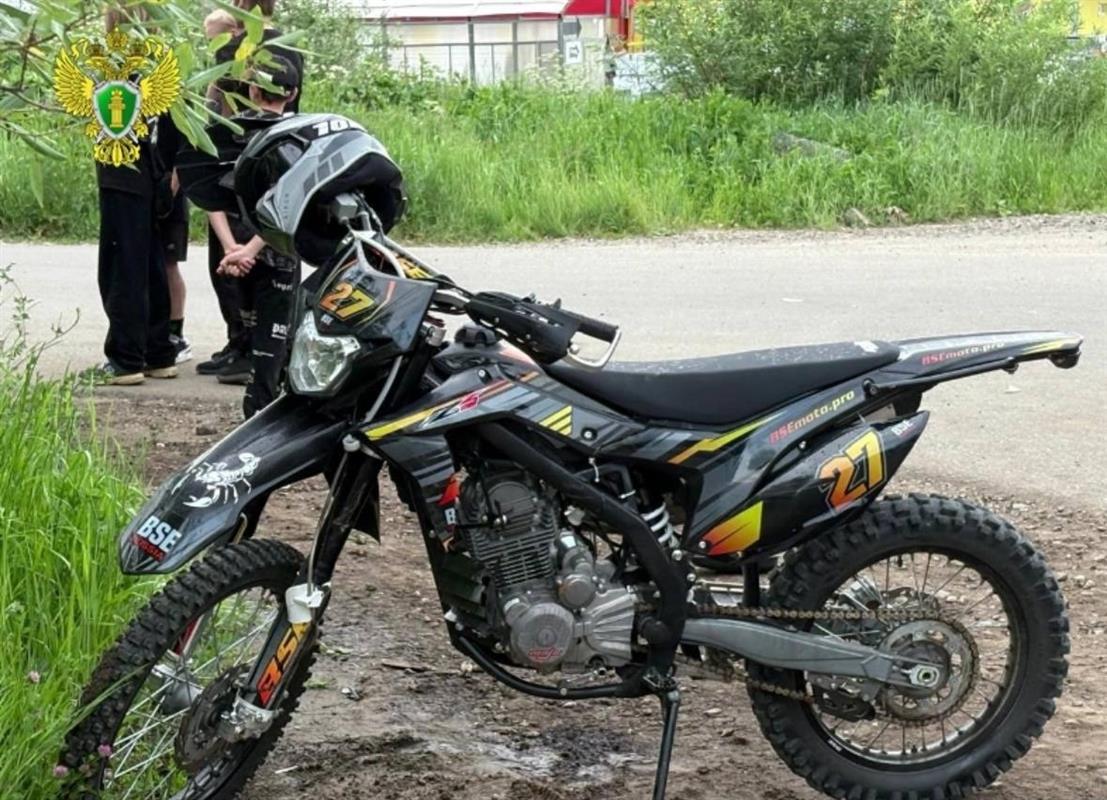 В Костроме столкновение с грузовиком закончилось для юного мотоциклиста госпитализацией
