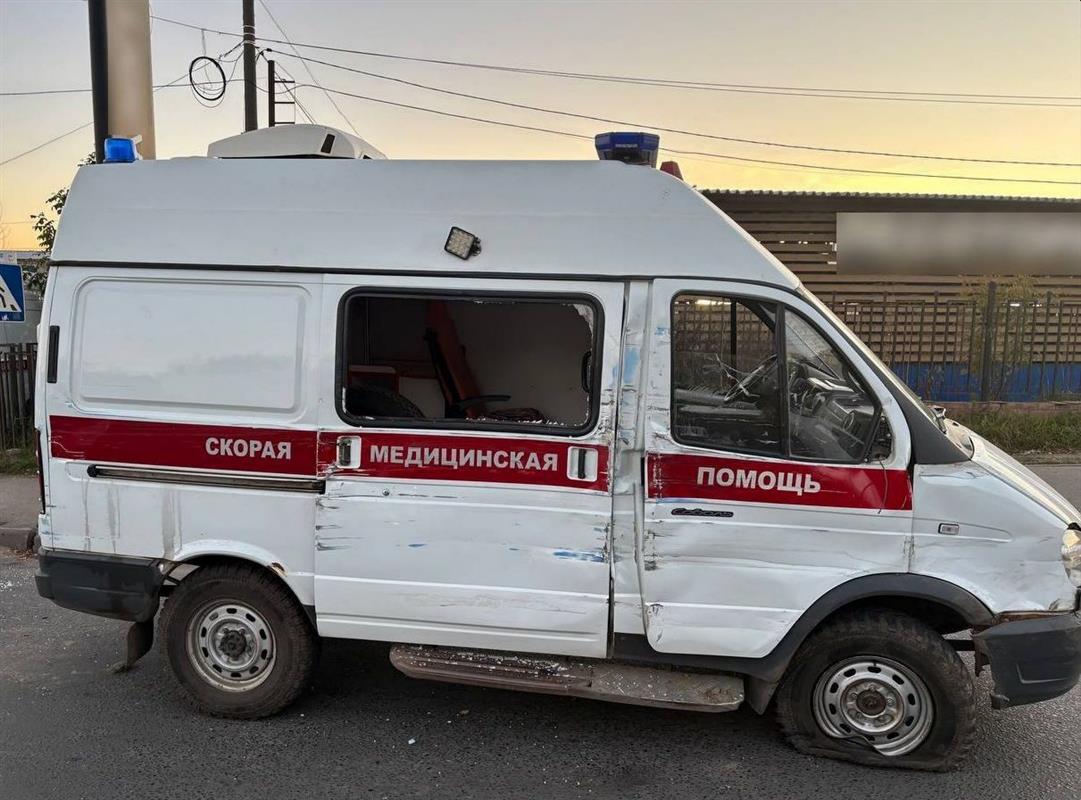 В Костроме автомобиль скорой помощи с тяжелобольной пациенткой попал в ДТП