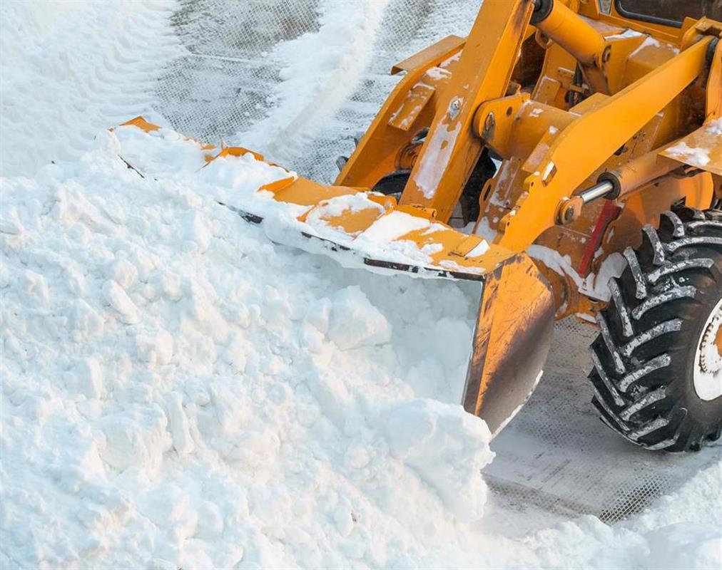 Дорожные службы устраняют последствия снегопада на улицах Костромы