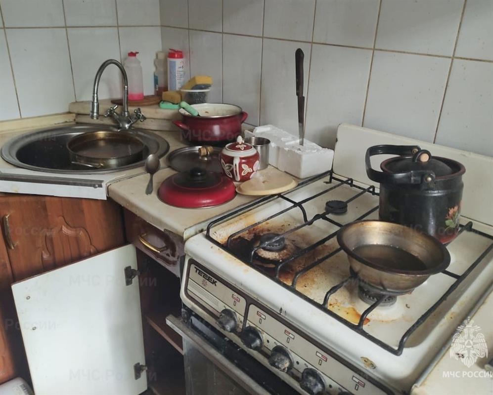 Из-за сильного задымления пожарные эвакуировали жителей костромской многоэтажки