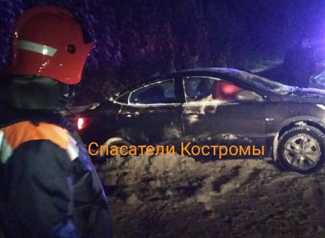 Спасатели помогли замерзающей костромичке, попавшей в ДТП