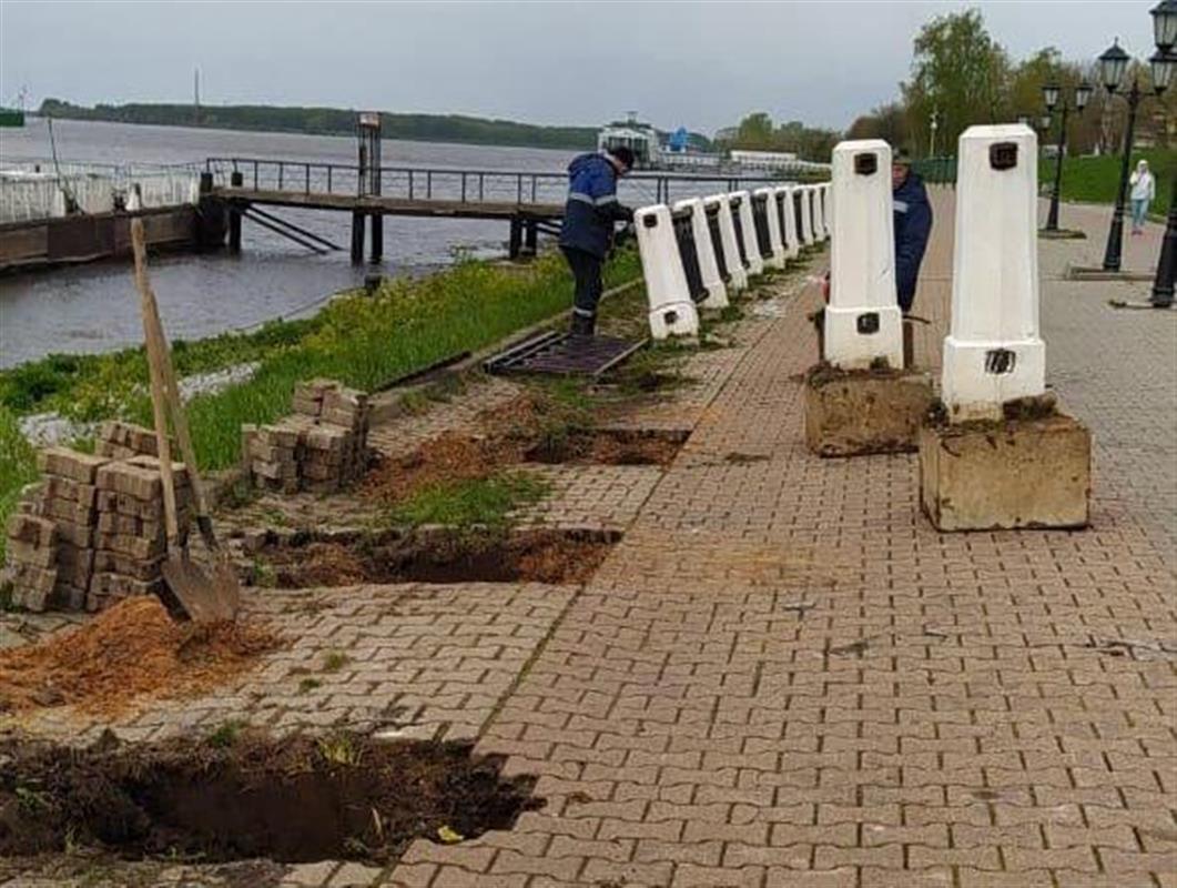 Каменные столбы ограждения на костромской набережной подточила подземная речка

